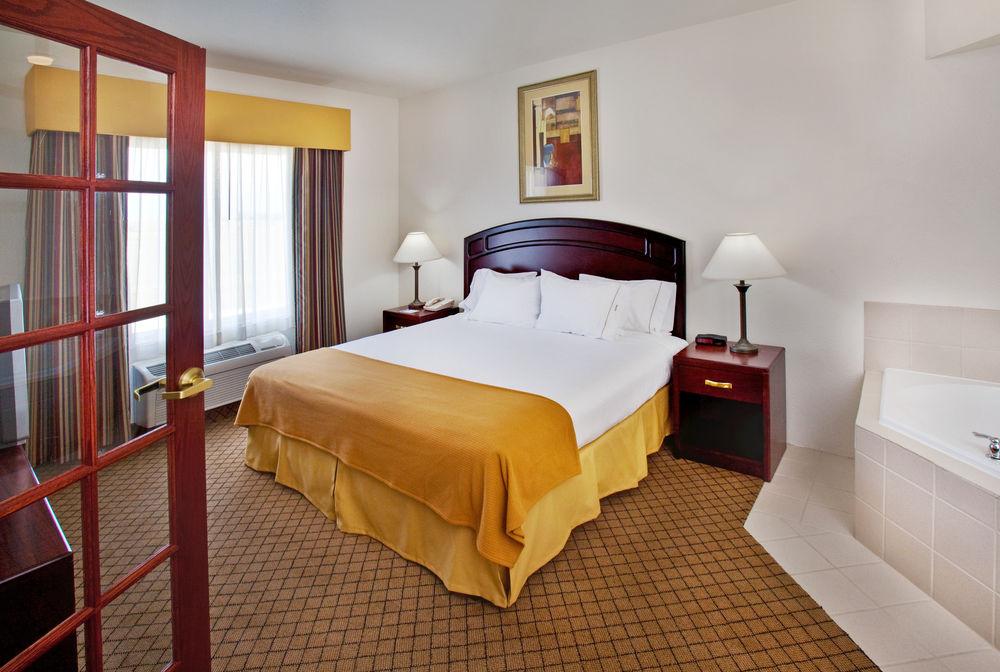 Holiday Inn Express & Suites Le Mars By Ihg Exterior photo