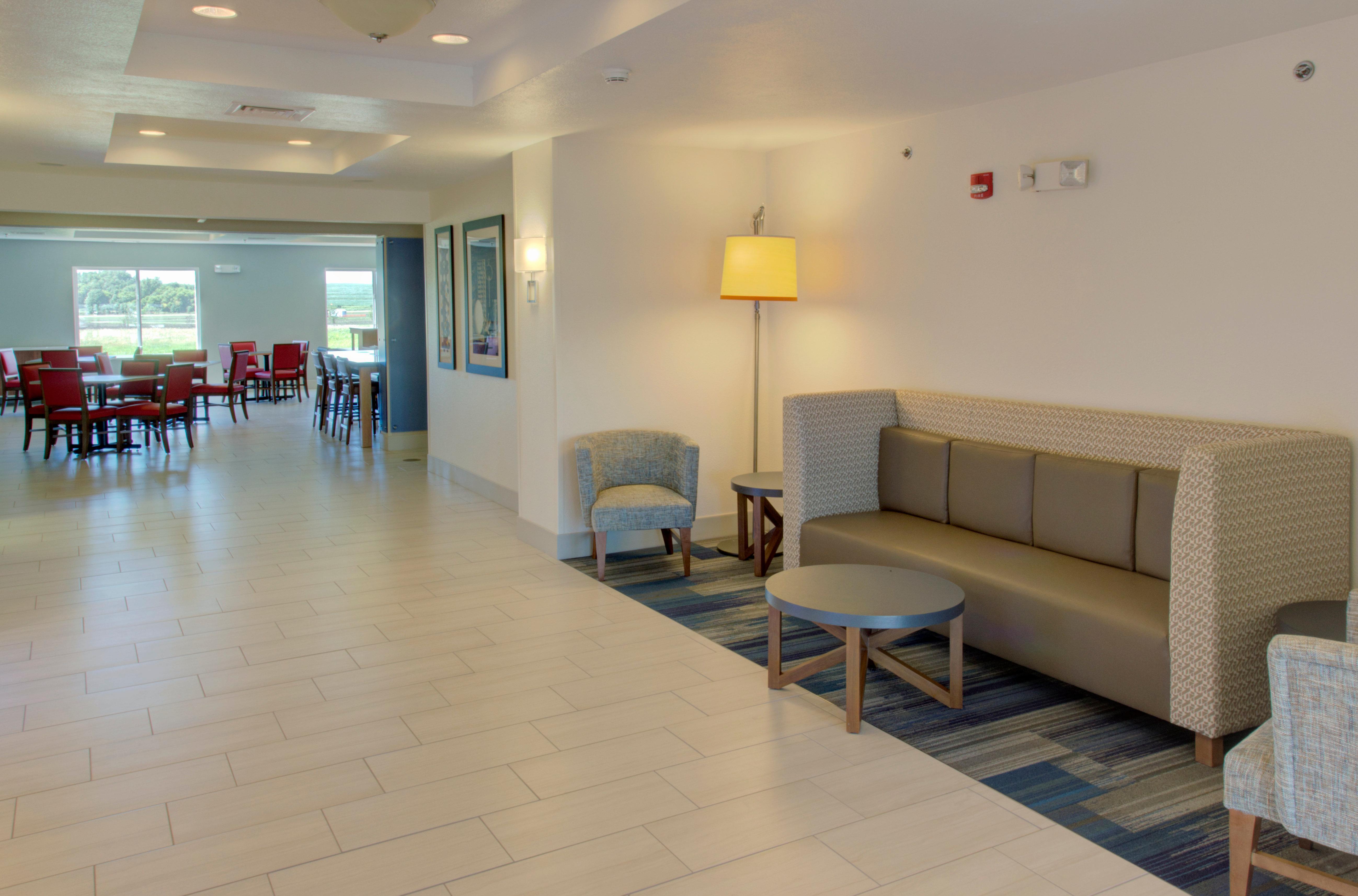 Holiday Inn Express & Suites Le Mars By Ihg Exterior photo