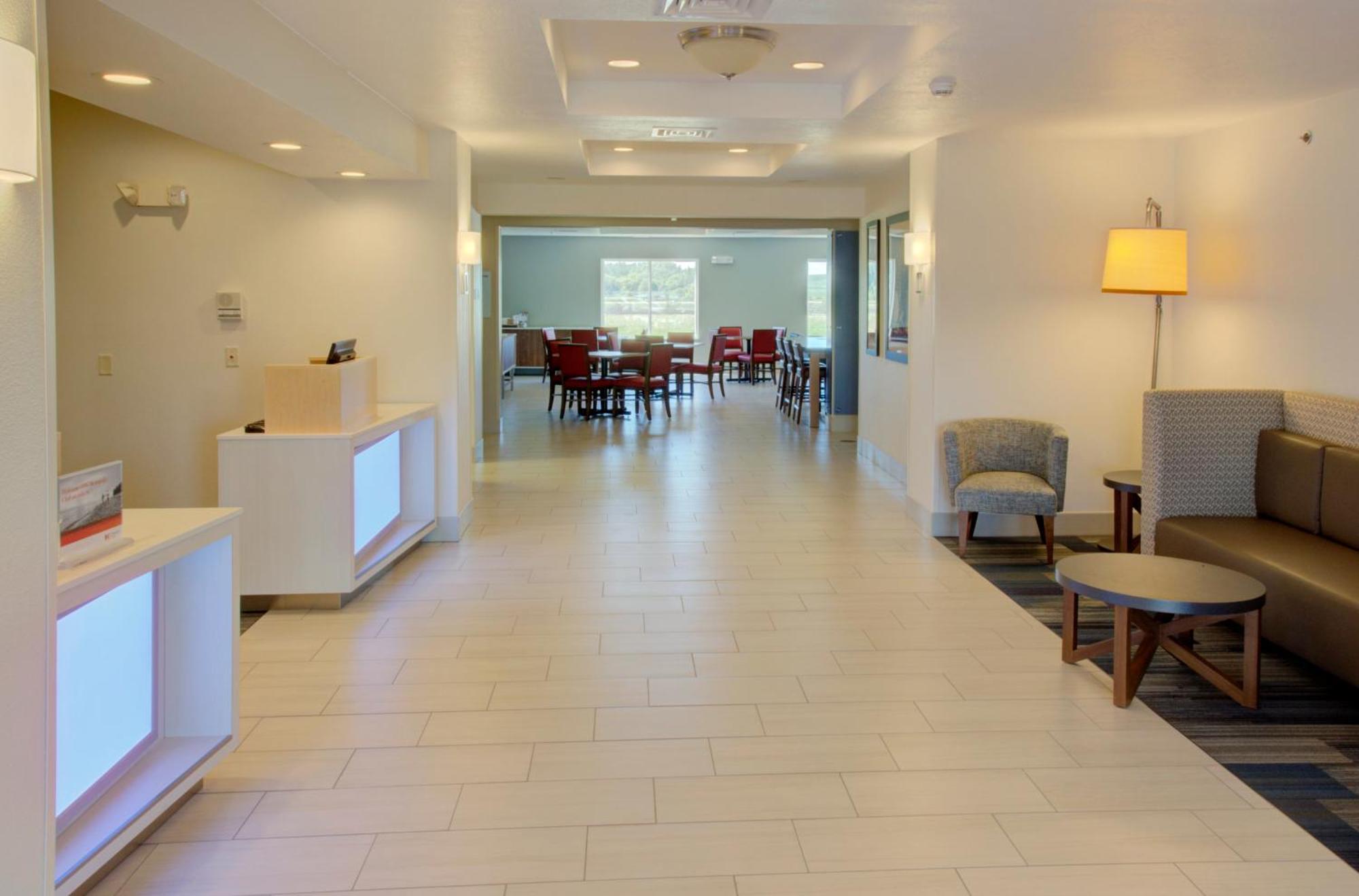 Holiday Inn Express & Suites Le Mars By Ihg Exterior photo