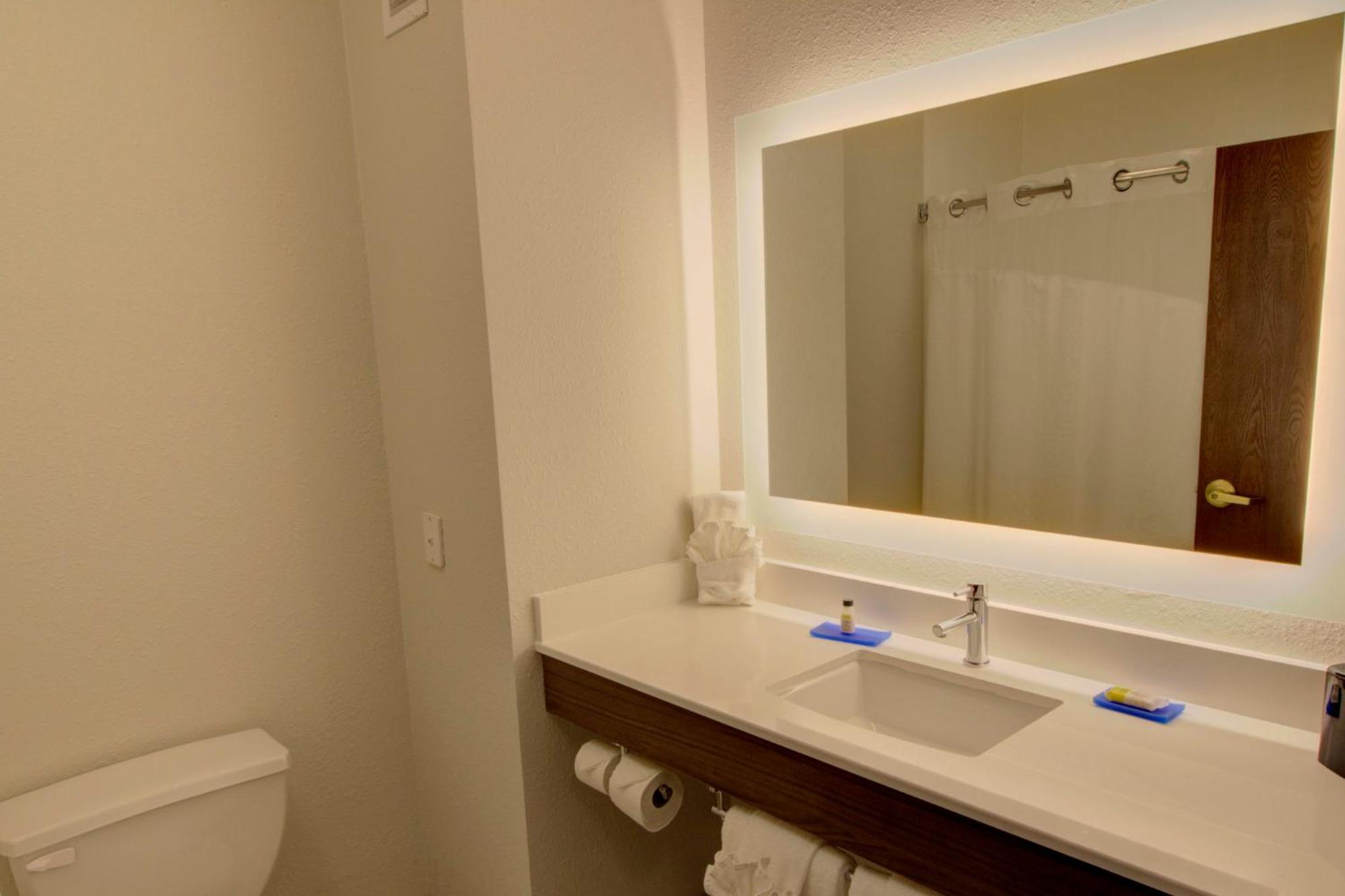 Holiday Inn Express & Suites Le Mars By Ihg Exterior photo