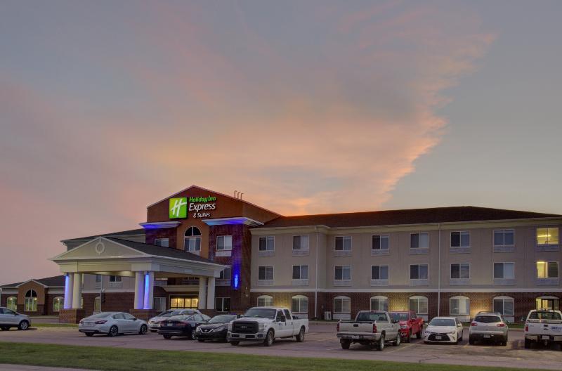 Holiday Inn Express & Suites Le Mars By Ihg Exterior photo