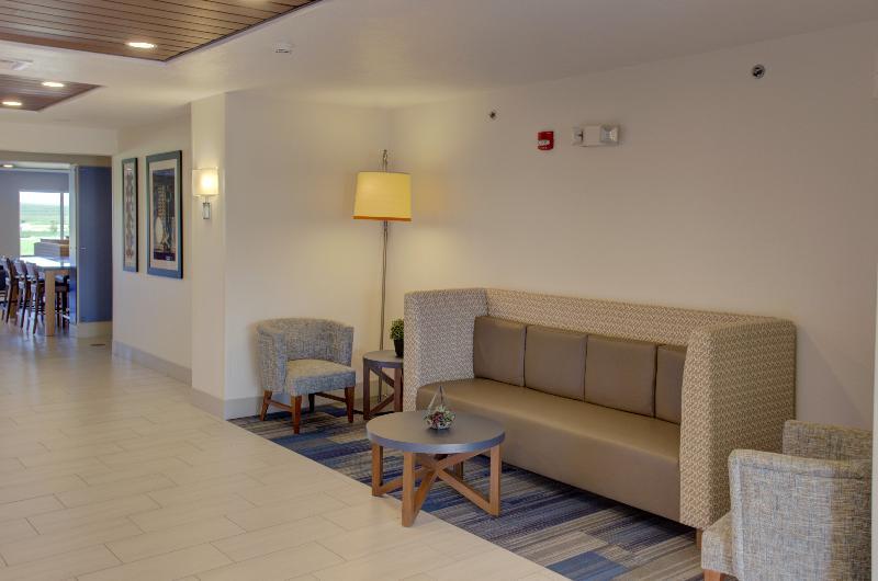 Holiday Inn Express & Suites Le Mars By Ihg Exterior photo