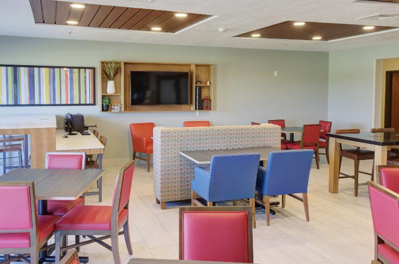 Holiday Inn Express & Suites Le Mars By Ihg Exterior photo